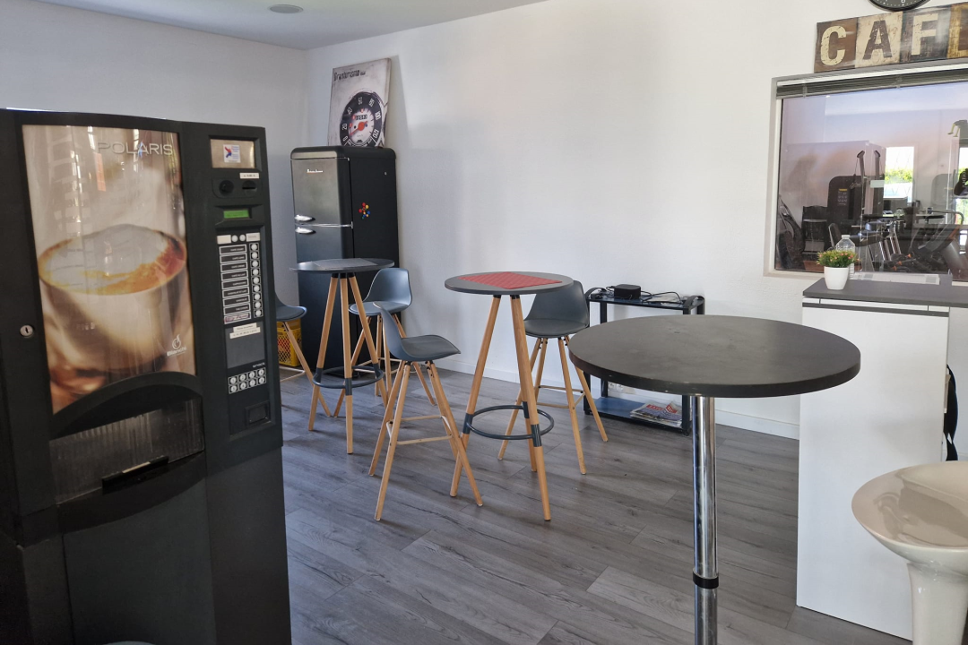 vue d'ensemble de l'espace détente avec machine à café
