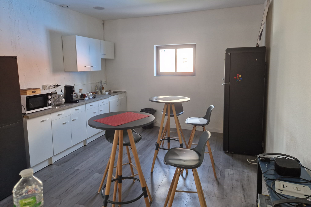 photo de l'espace détente avec frigo et four à micro-ondes