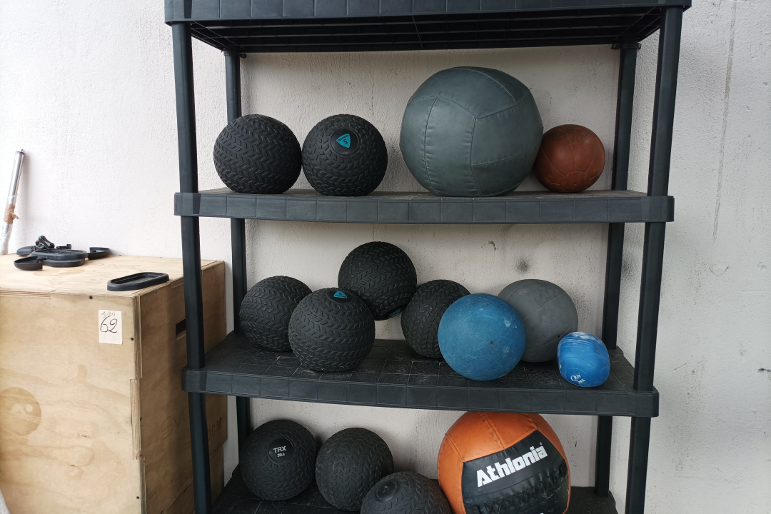 photo du rangement de medecine balls