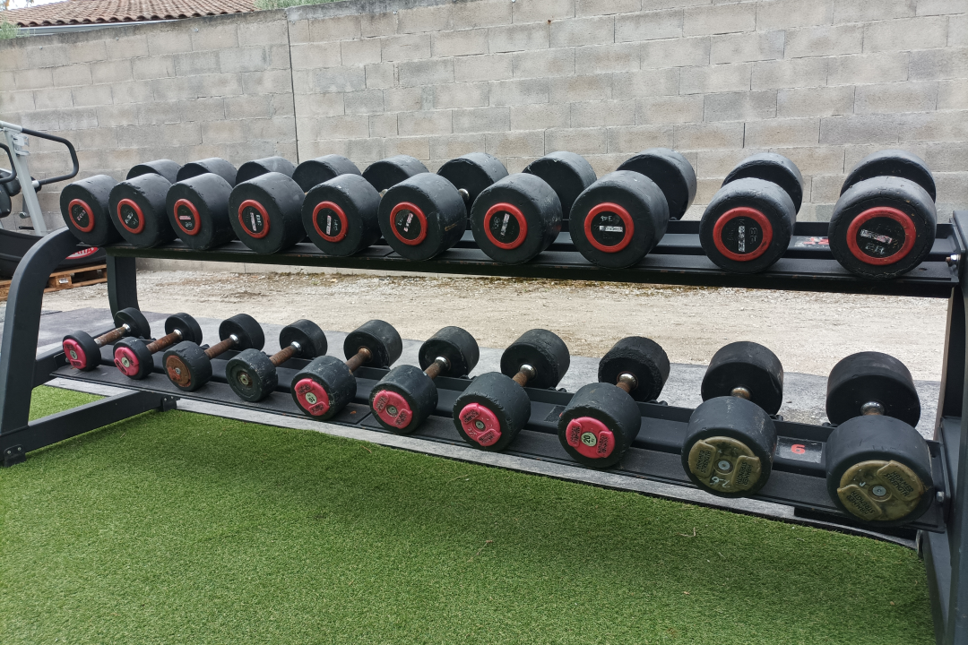 photo du rack d'haltères situé à l'extérieur