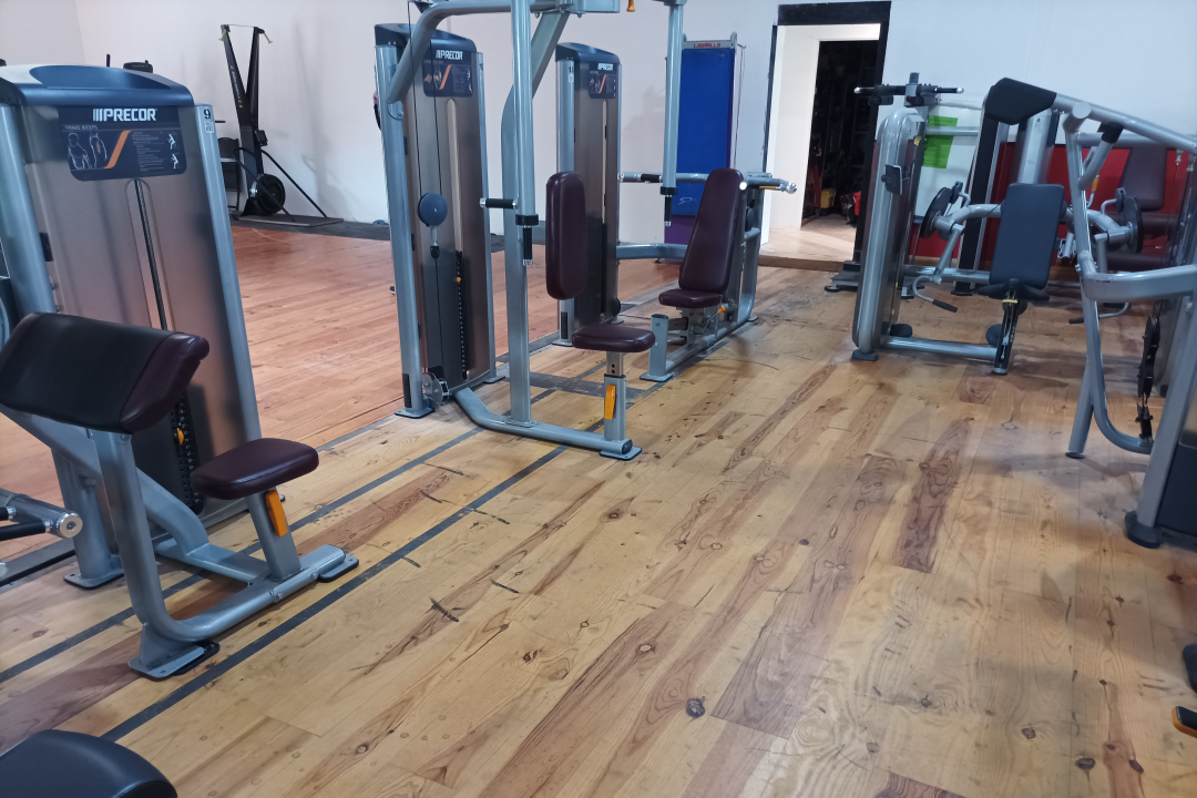 photo avec des machines de musculation guidée