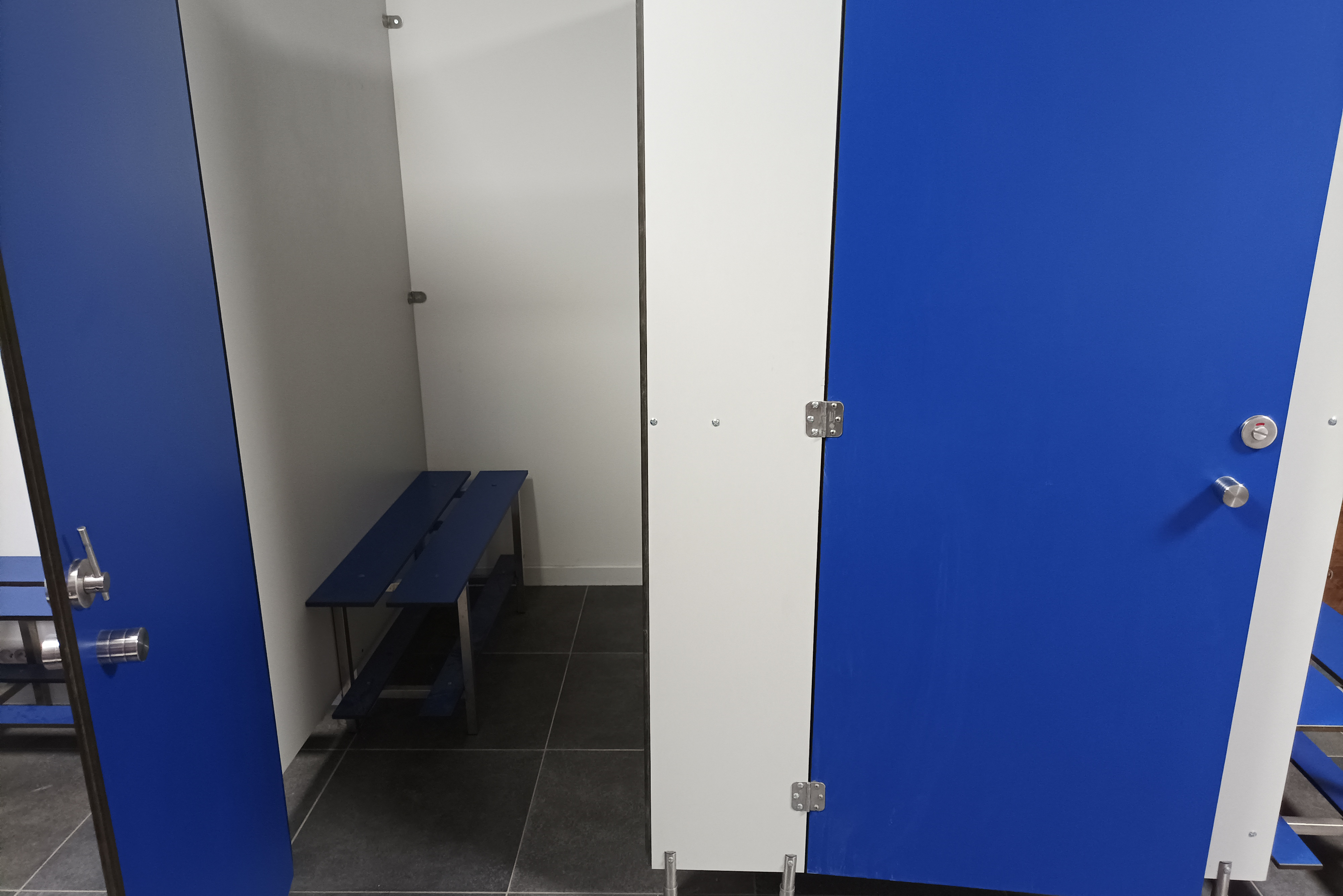 photo des cabines de vestiaire individuelles