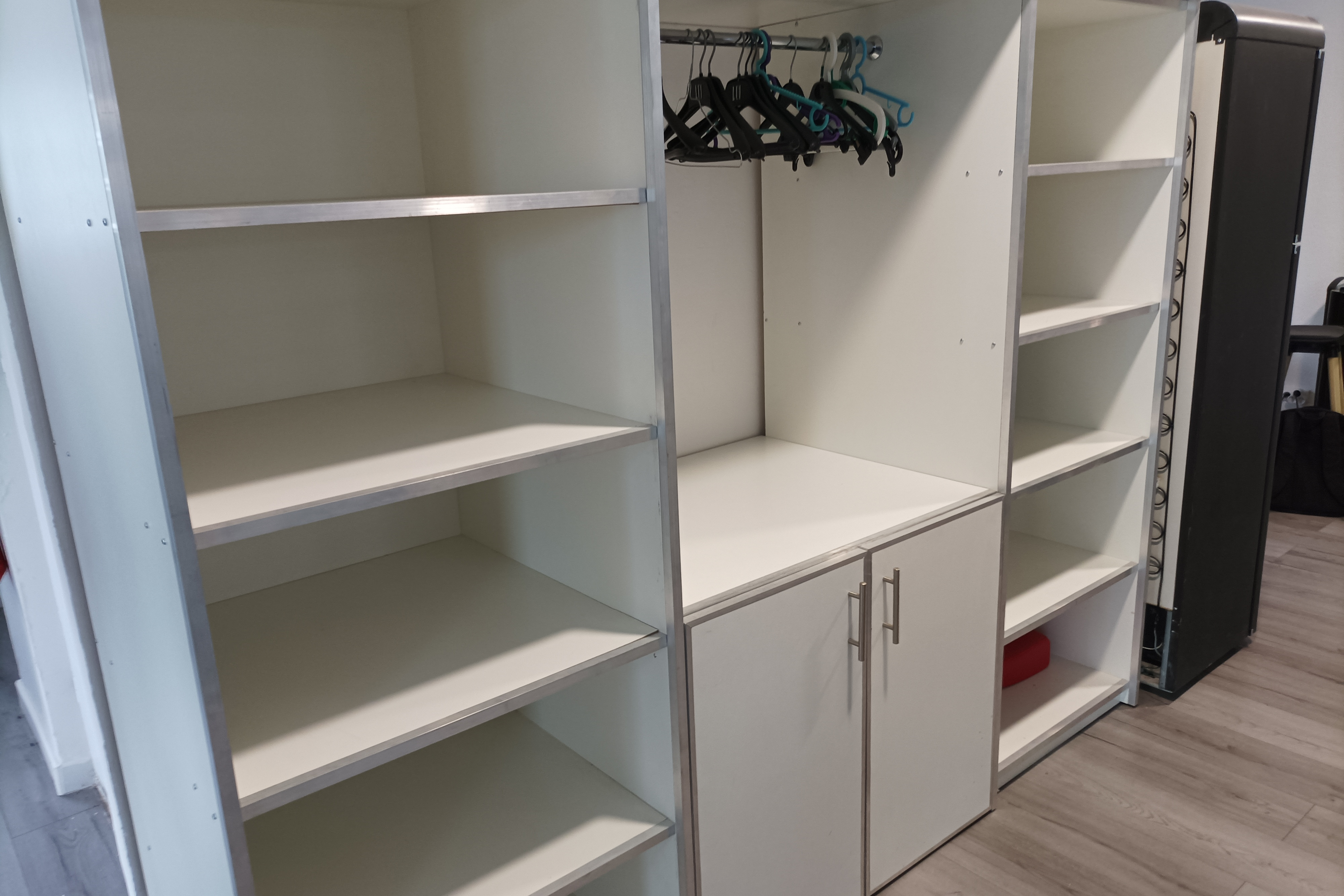 photo de l'armoire à vêtements et de la penderie
