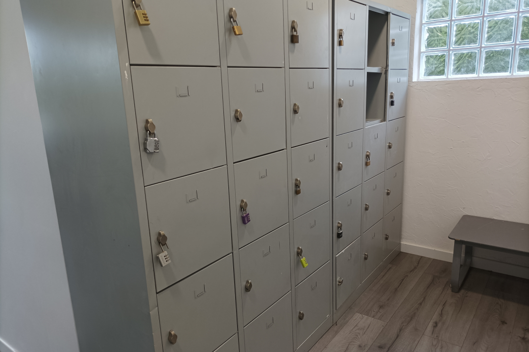 photo des casiers dans l'entrée de la salle de sport